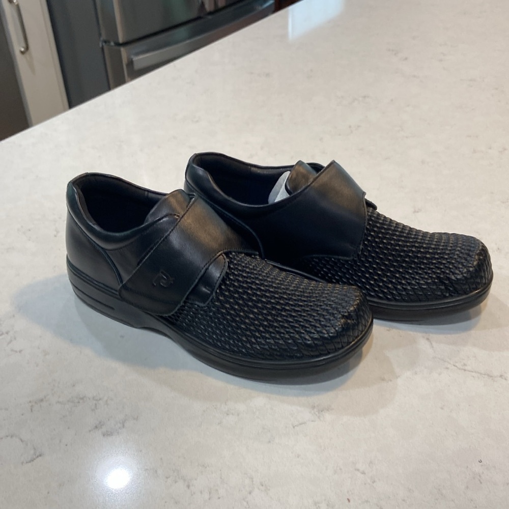 Propet Womens Shoes Olivia WPRX25 Black, New Size 9 1/2. Hook & Loop